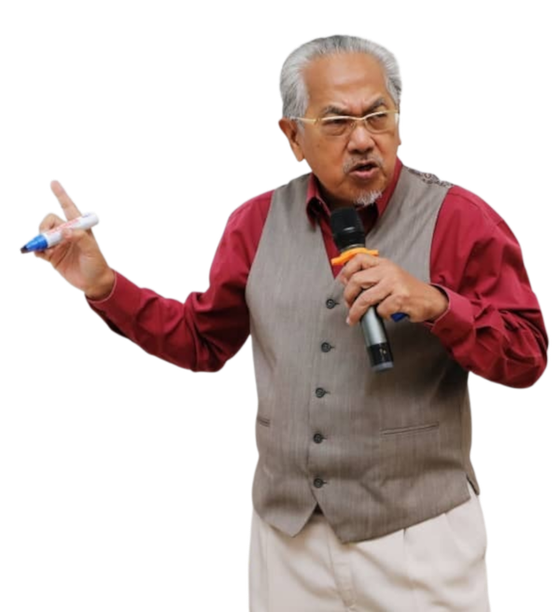 Dr Shukri Abdullah sedang menyampaikan sesi ceramah sambil memegang mikrofon